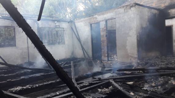 Casa é destruída por incêndio em Ijuí