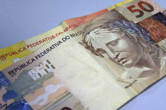 Bolsonaro assina MP que eleva salário mínimo para R$ 1.045