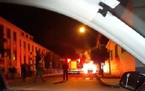 Veículo incendeia no centro de Três de Maio