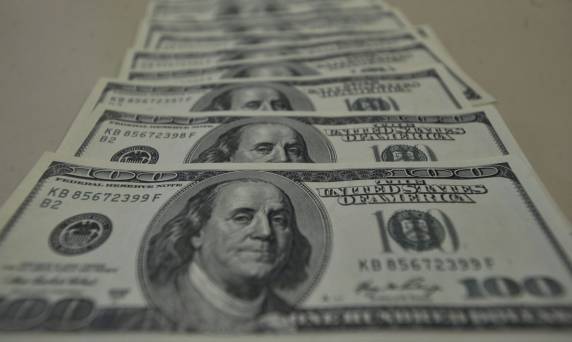 Dólar tem forte queda e fecha em R$ 4,85