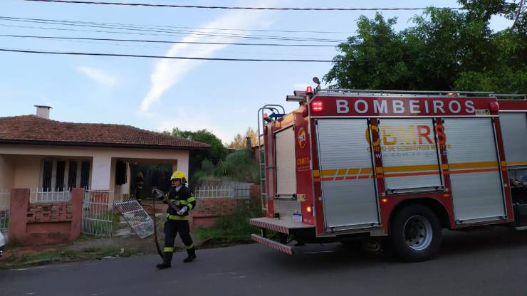 VÍDEO - Bombeiros controlam princípio de incêndio em Três de Maio