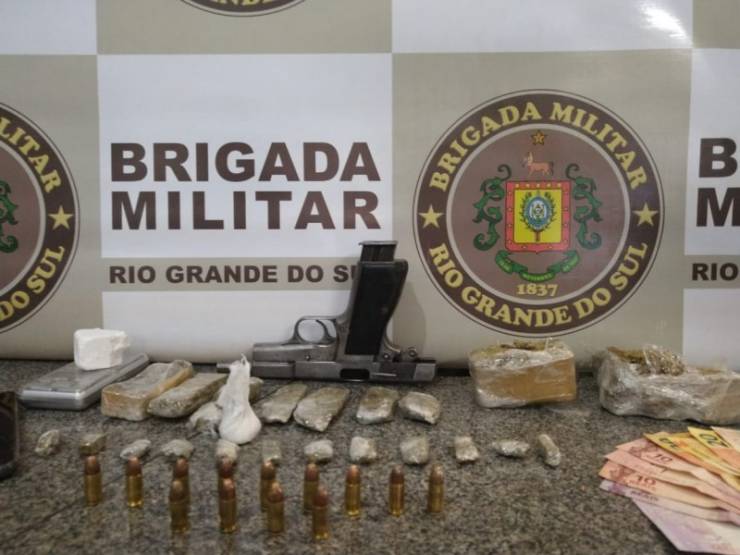 Dupla é presa acusada de tráfico de drogas e porte ilegal de arma em Ijuí