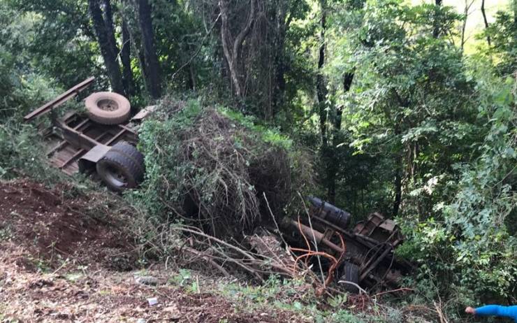 Homem morre em tombamento de caminhão na ERS 342, entre Ijuí à Cruz Alta