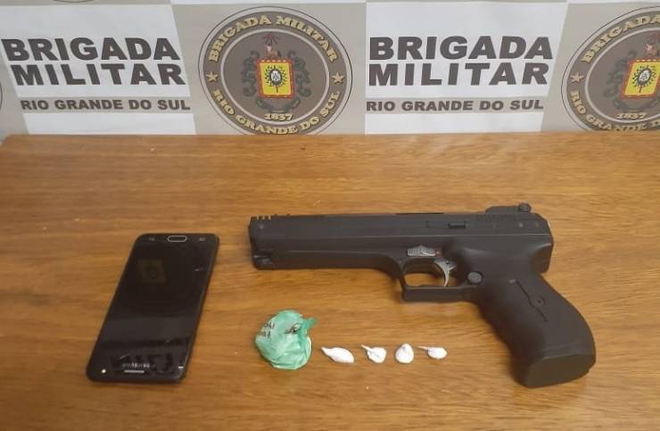 Homem que portava simulacro de arma de fogo é preso por tráfico de drogas em Três de Maio
