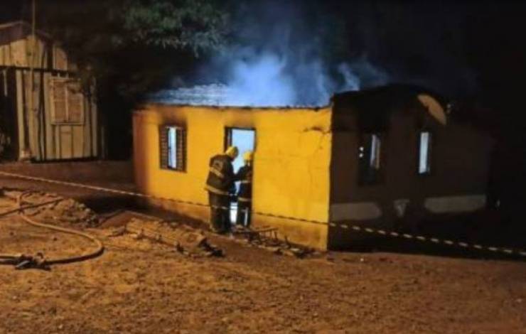 Homem morre carbonizado em incêndio de casa em Porto Mauá