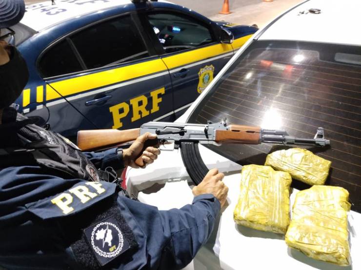 PRF prende tio com uma réplica de um fuzil AK-47 e cocaína escondida embaixo do banco de um carro em Caçapava do Sul