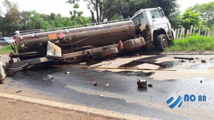 Caminhão que transportava óleo diesel tem eixo traseiro arrancado ao colidir contra trator em Independência