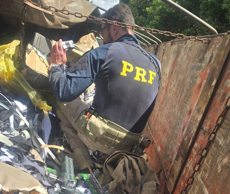 PRF e Brigada Militar apreendem 90 mil maços de cigarros na BR-386